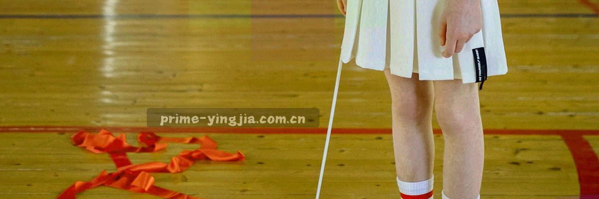 体育场灯光与云层交织的宽幅画面